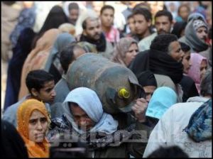 Crowds at a gas outlet in Cairo 